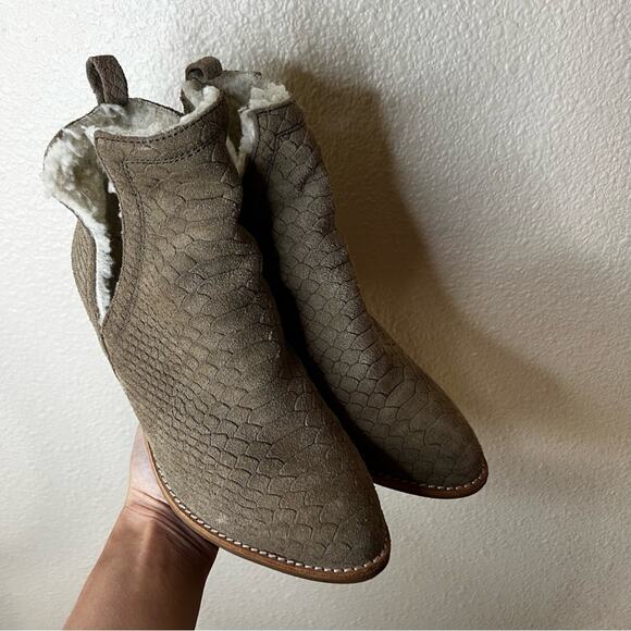 Jeffrey Campbell Orwell taupe textured Sherpa lined heeled booties boots 7 - Picture 4 of 10